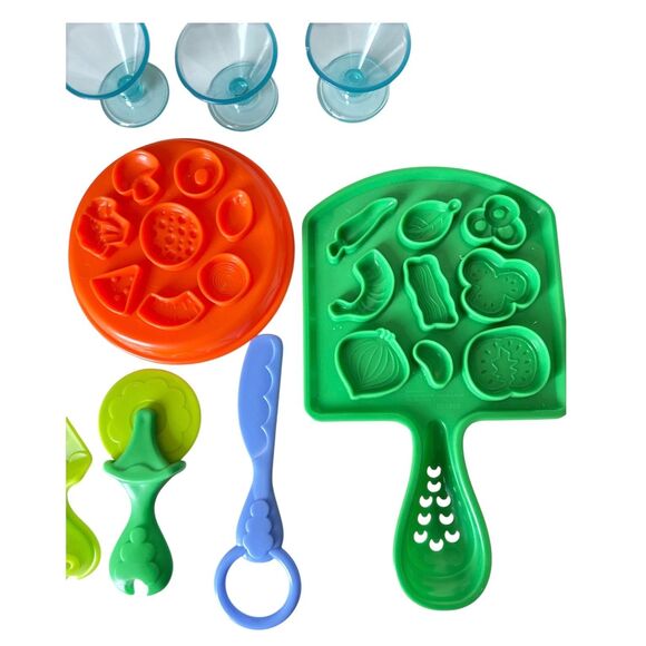 PLAY-DOH Kitchen Creations Pizza Party Set Toy Baker Chef Kitchen w/ BONUS Bowls - Picture 3 of 6